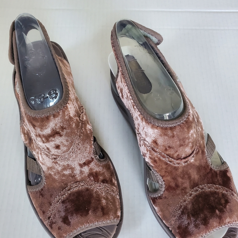 NWOT Bzees Velvet Dream Wedge Sandals Taupe Size 8